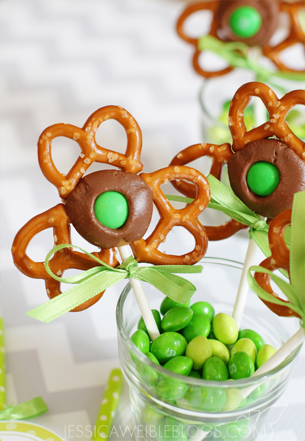 Shamrock pretzel pops