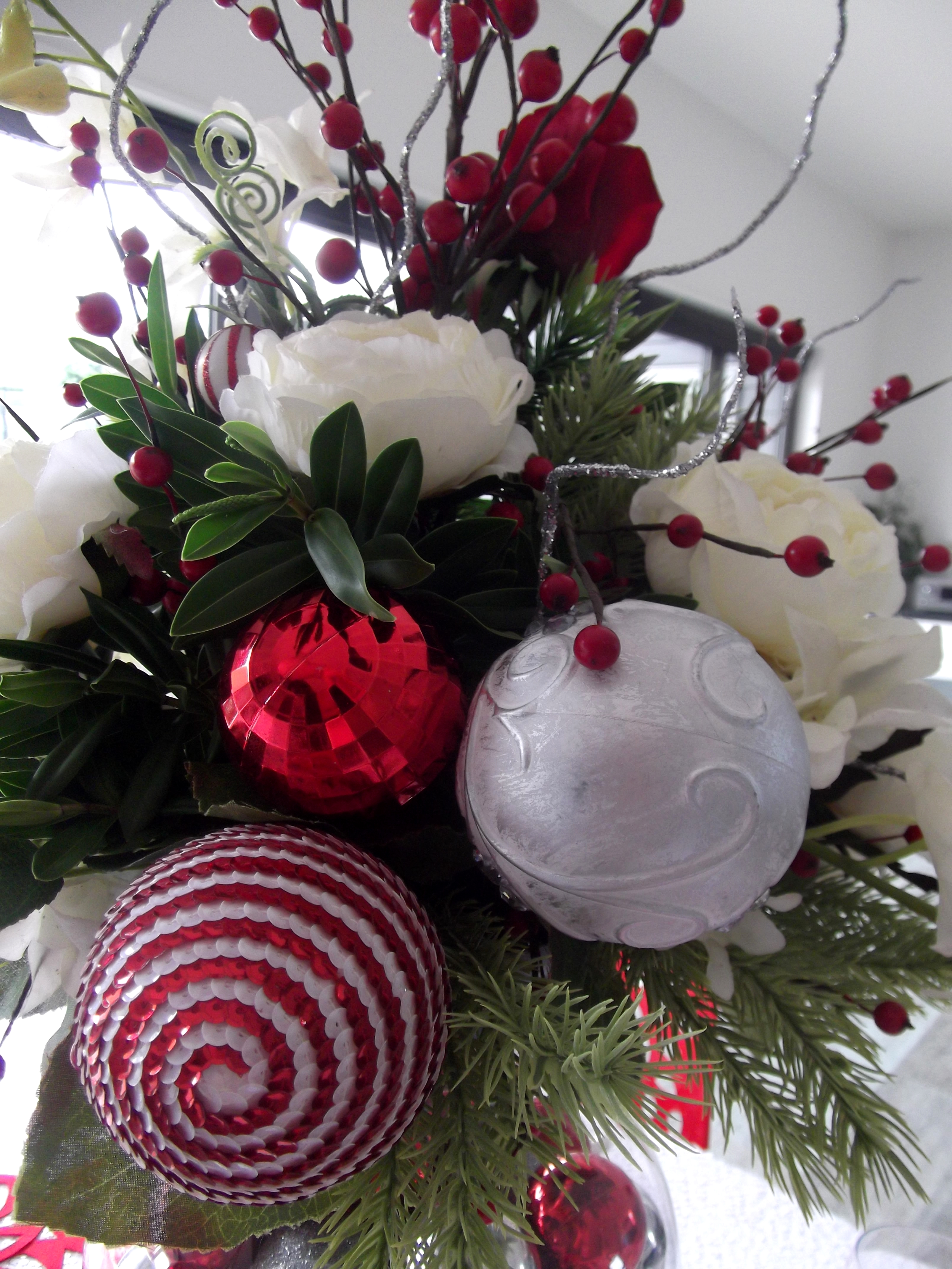 Red & White Christmas Bauble Table Centrepiece 