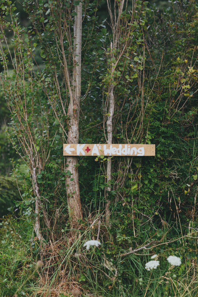 'This way to the wedding' sign