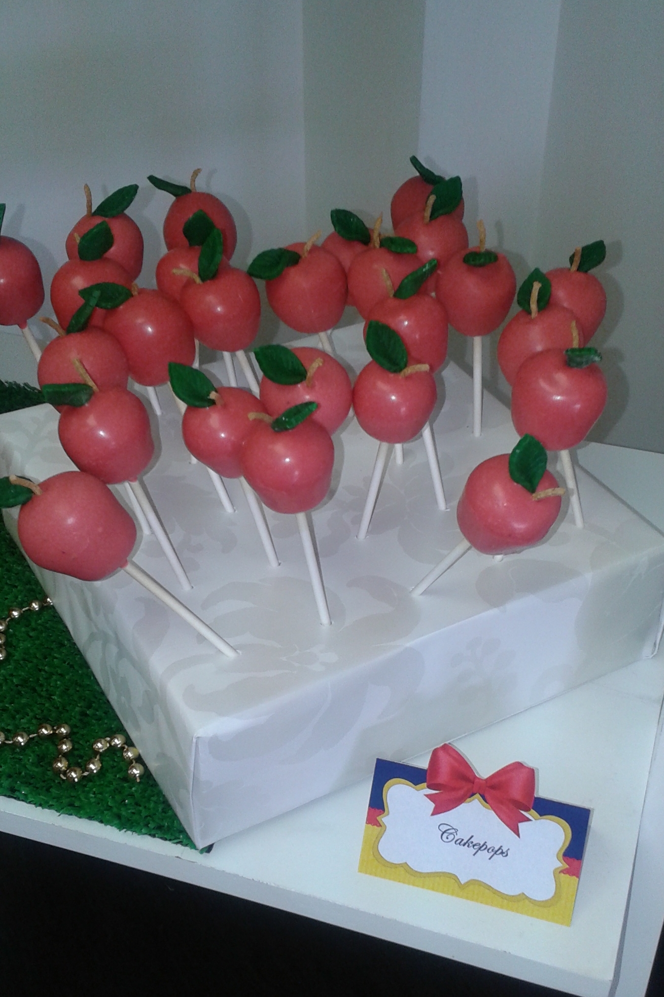 Apple Cakepops for Snow White Party