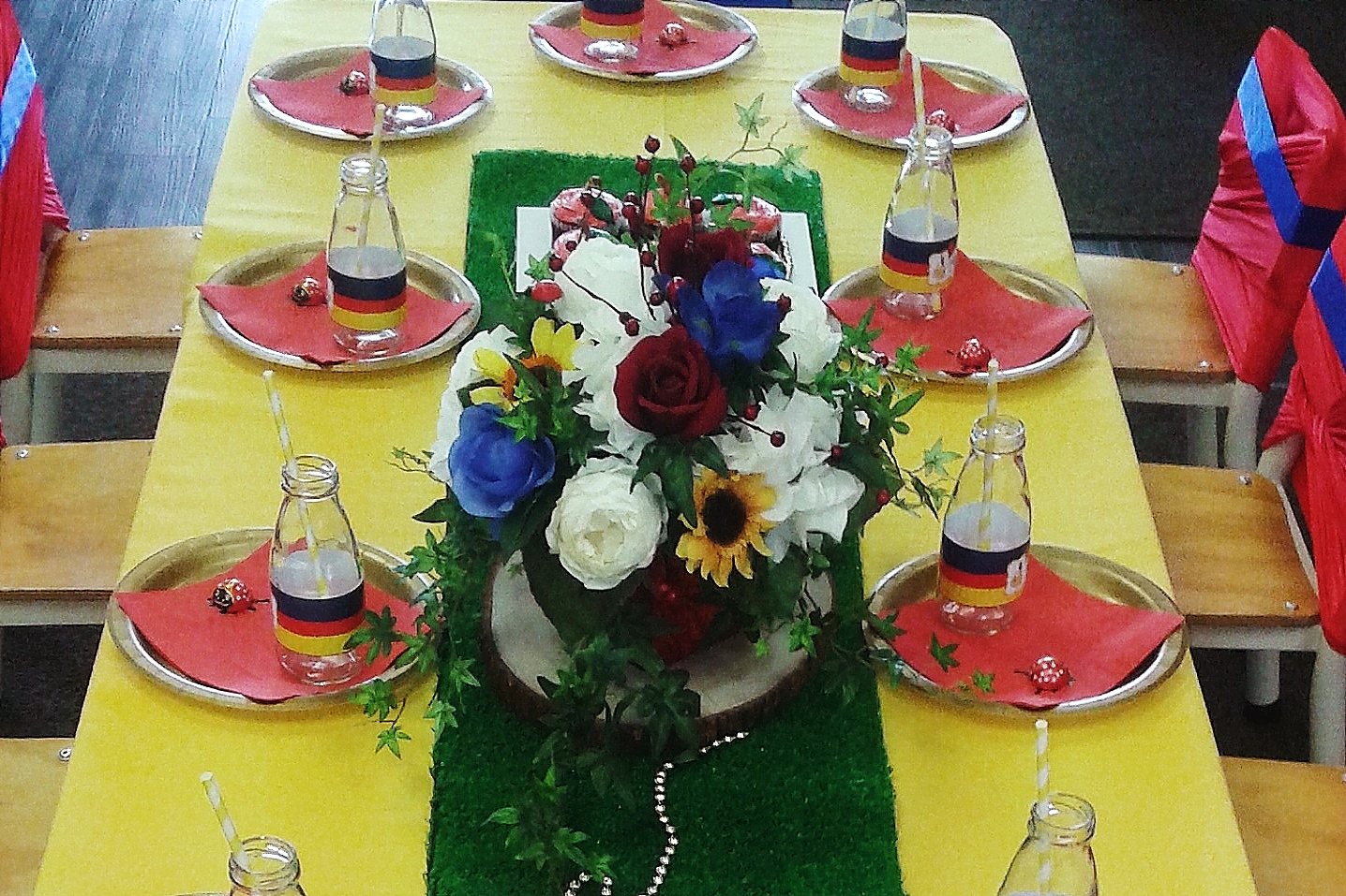 Table setting for Snow White party