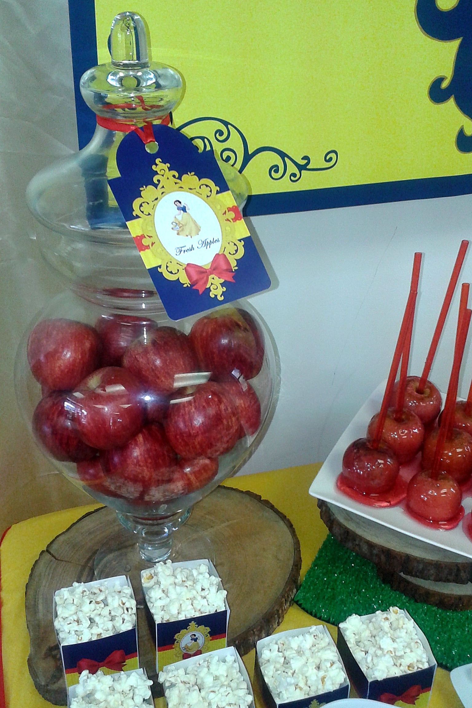 Snow White Party apples and popcorn 