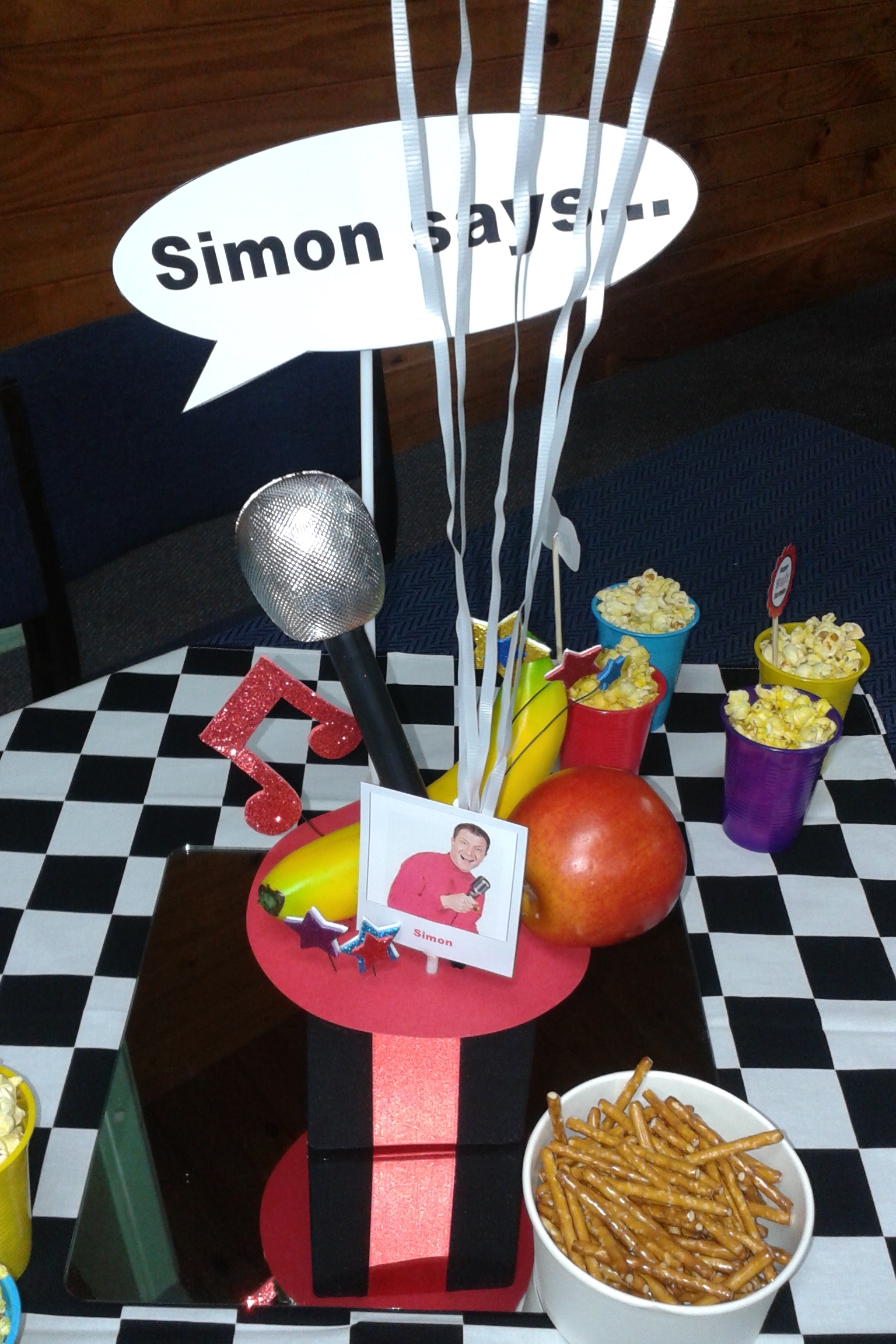 Red Wiggle Simon Table Centrepiece